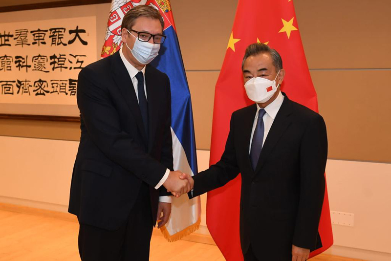 „ODLIČAN I SADRŽAJAN SASTANAK“: Predsednik Vučić se sastao sa ministrom spoljnih poslova Kine (FOTO)