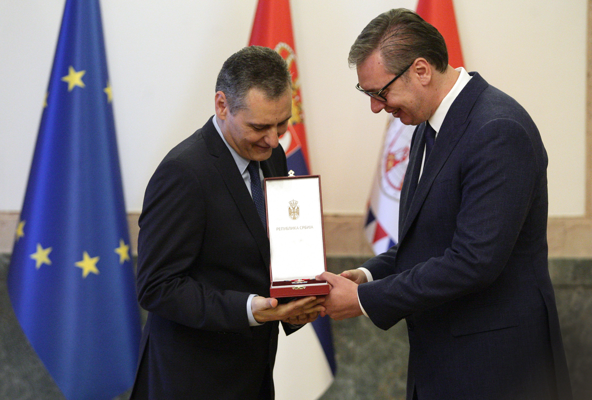 ZA 20 GODINA 20 MEDALJA! Predsednik Vučić uručio Sretenjski orden Zoranu Terziću (VIDEO/FOTO)