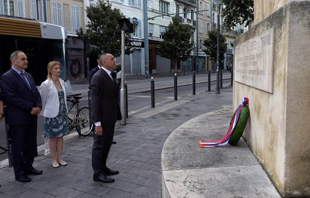 ALEKSANDAR PRVI KARAĐORĐEVIĆ BIO JE PRVA ŽRTVA FAŠIZMA U EVROPI: Ministar Vulin položio venac na spomenik kralja u Marseju (FOTO)