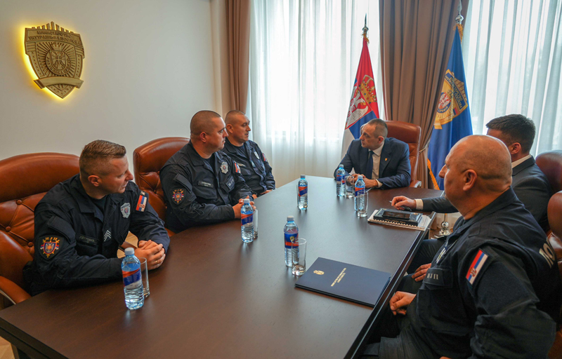 POLICAJCI IZ PIROTA DOBILI NAGRADU OD VULINA: Pomogli ženi da se porodi na trotoaru i pokazali da su uvek na usluzi svojim građanima!