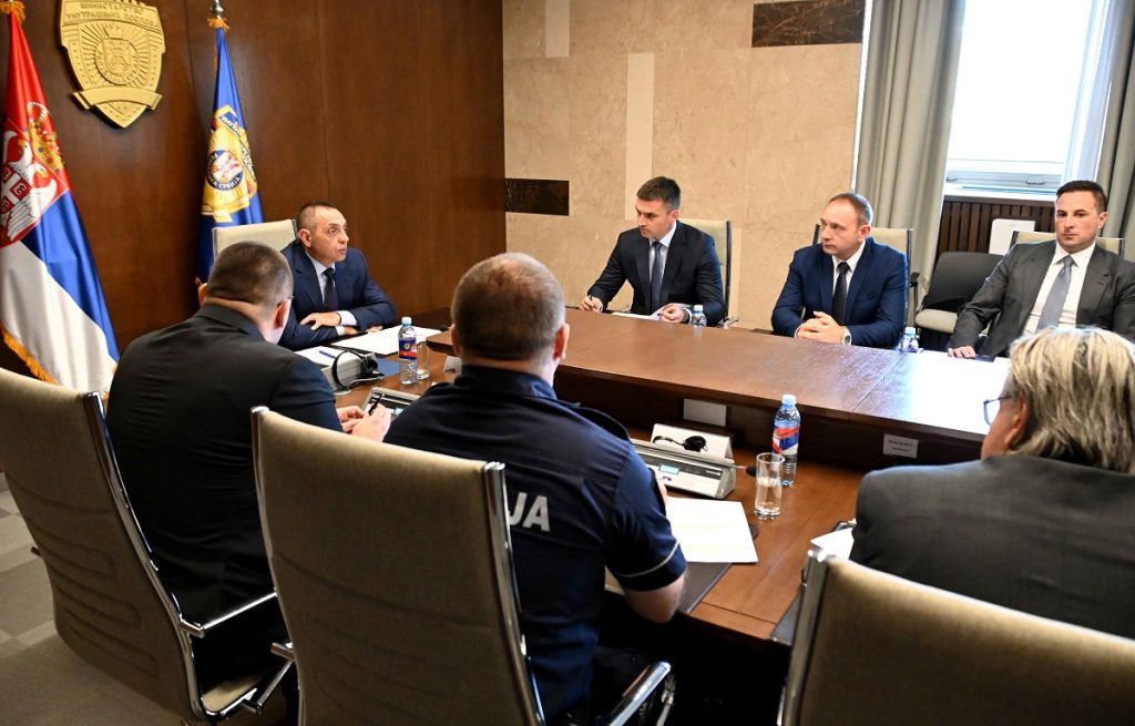 „BEZBEDNOST I SIGURNOST OBIČNOG ČOVEKA SU PRIORITET OVE DRŽAVE“: Vulin održao sastanak sa rukovodstvom MUP i BIA