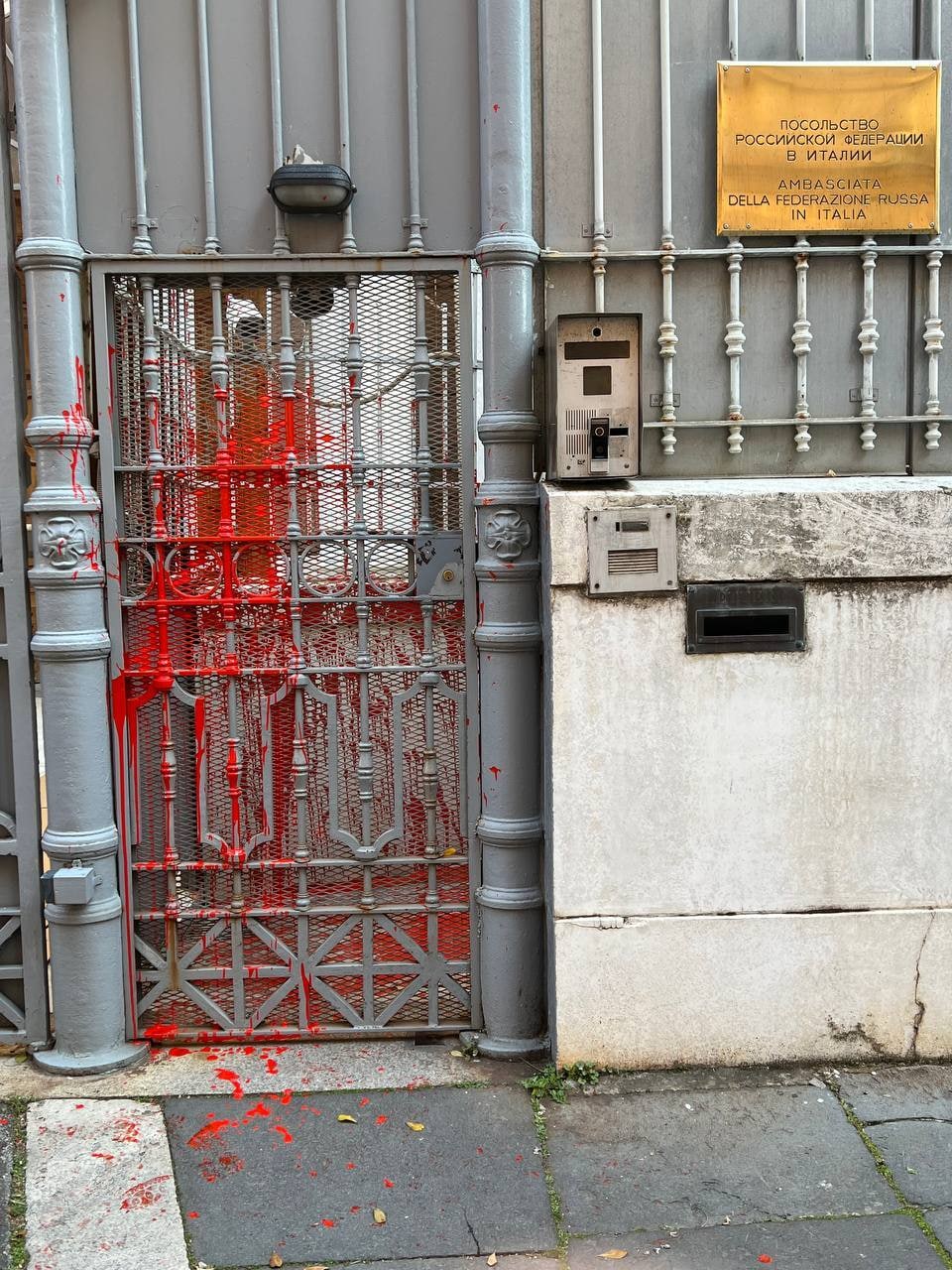 DIVLJAČKA PORUKA RUSIJI: Napadnuta ambasada u Rimu (FOTO)