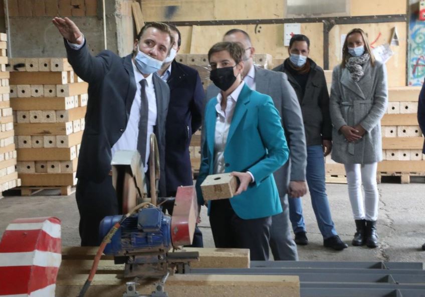 ANA BRNABIĆ U KANJIŽI: Predsednica Vlade posetila kompaniju najvećeg prerađivača drveta u Srbiji (FOTO)
