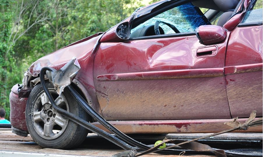 SAOBRAĆAJNA NESREĆA U DONJOJ JABLANICI: Automobil PODLETEO POD CISTERNU, troje povređenih!