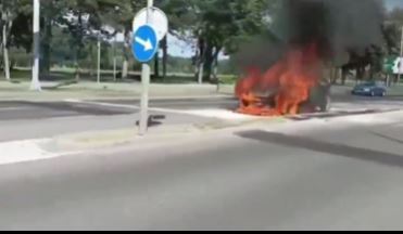 STRAŠNO! Buktinja progutala automobil kod Palate Srbije!  (VIDEO)