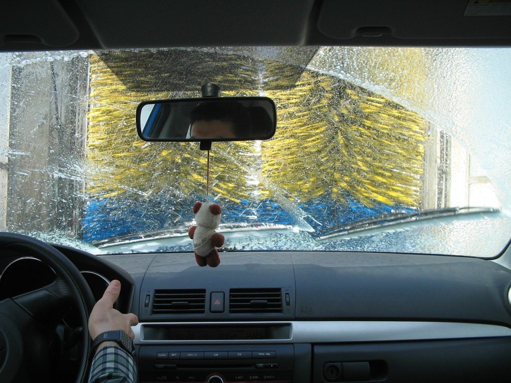 NEOBIČNA NEZGODA U TRŽNOM CENTRU: Auto se pokrenuo u perionici, oštetio nekoliko vozila i udario radnika! (FOTO)