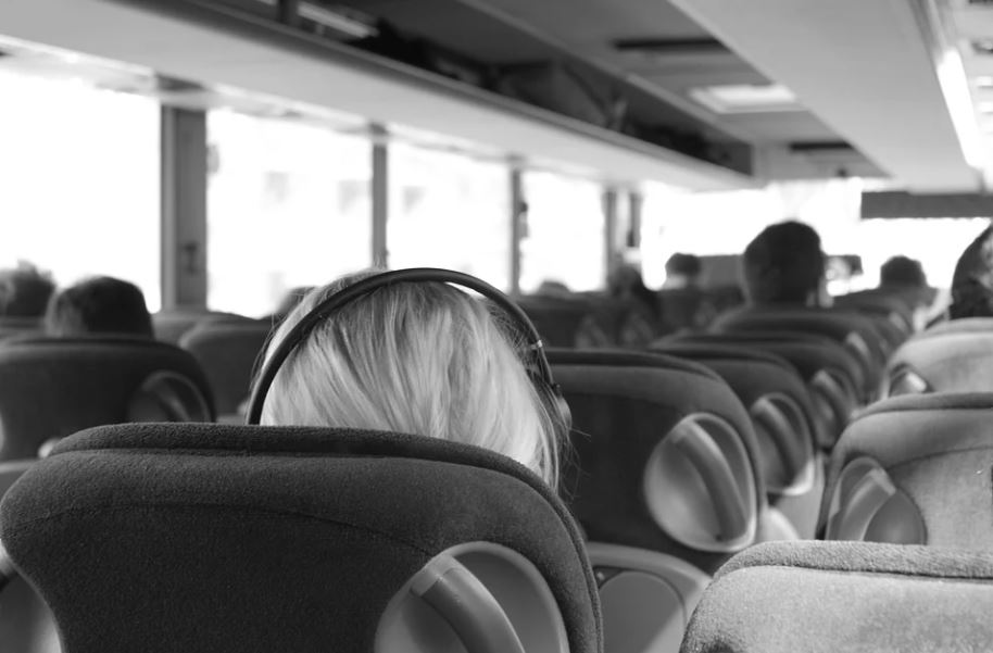 SKOČIO SA SEDIŠTA I POTEGAO NOŽ NA VOZAČA: Detalji stravičnog napada u autobusu, bilo je i dece