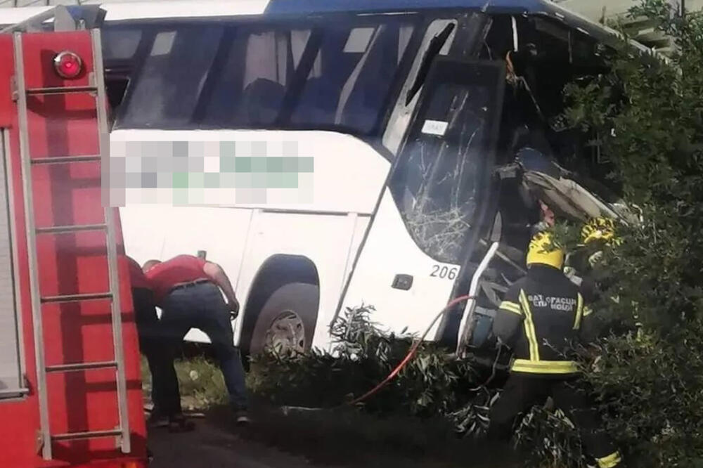 ODJEDNOM SE ZAČUO JAK UDARAC: Nesvakidašnja scena u Čačku – sudarila se dva autobusa!