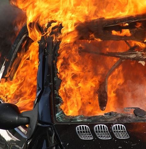 IZGOREO AUTOMOBIL U NOVOM SADU: Podmetnut požar, čula se detonacija (FOTO/VIDEO)