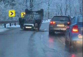 SAOBRAĆAJNA NEZGODA NA FRUŠKOJ GORI: Automobil završio na krovu (VIDEO)