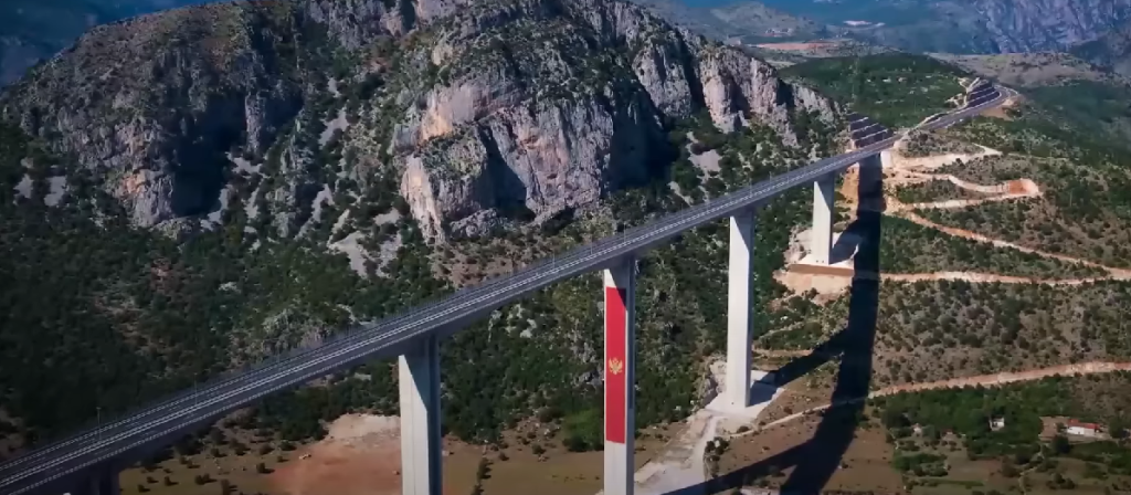 BIZARNA DEŠAVANJA IZ DANA U DAN: Na novom autoputu Crne Gore, muškarac vozio 6 kilomentara u suprotnom pravcu (VIDEO)
