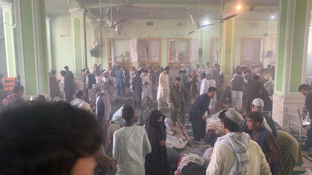 Prva fotografija eksplozije u džamiji u Avganistanu - TELA MRTVIH NA SVE STRANE! (FOTO)