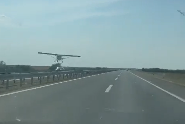 SNIMAK KOJI KRUŽI INTERNETOM! Avion leteo tik iznad autoputa kod Šimanovaca (VIDEO)