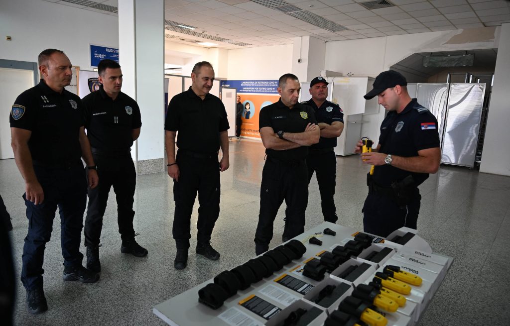 NAJSAVREMENIJA OPREMA: Vulin obišao Stanicu granične policije Beograd na Aerodromu „Nikola Tesla“