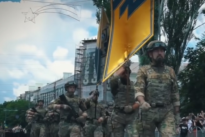AZOVCI ŠALJU PREGOVARAČE? Grupa vojnika sa belom zastavom na mostu u blizini Azovstalja