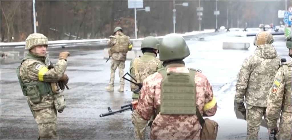 BESRAMNO! AZOVSKI EKSTREMISTI se rugali stanovnicima Mariupolja! (VIDEO)