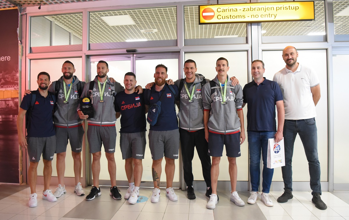 ZLATNI BASKETAŠI STIGLI U BEOGRAD: Dočekali ih prijatelji i porodice (FOTO)