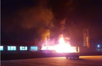 JEZIVE SLIKE SA LICA MESTA: Vatra gutala fabriku u Beočinu (FOTO)