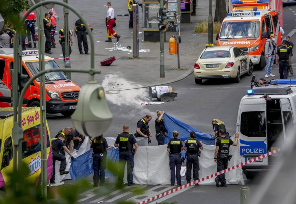 UŽAS NA ULICAMA BERLINA: Automobil uleteo u grupu ljudi, ima mrtvih, veliki broj povređenih (FOTO)