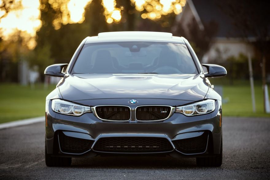 DILER U BESNOJ MAŠINI PUNOJ DROGE: Policija u Rumi presrela BMW da bi otkrili šta prevozi