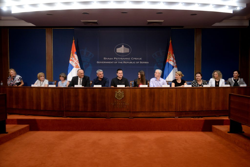 RUŽIĆ POTPISAO UGOVORE ZA OPREMANJE 5 VRTIĆA: Na red došli Beograd, Novi Sad, Pirot, Loznica i Čačak (FOTO)