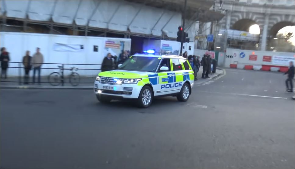 KRVAVI LONDON! Nasrnuo mačetom na policijca! (VIDEO)