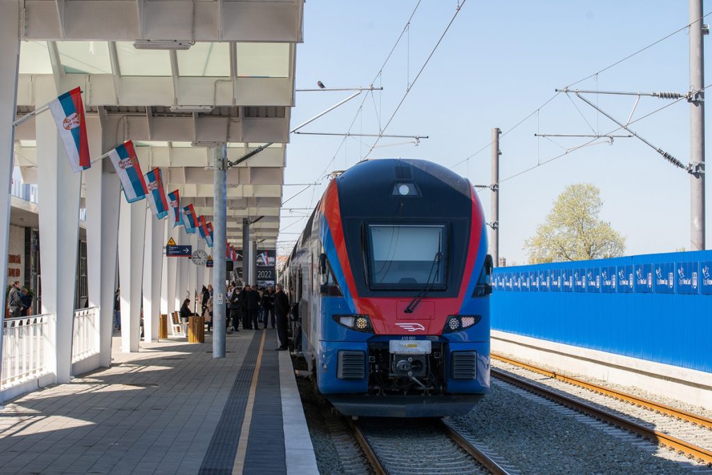 STRAVIČNA NESREĆA: Voz „Soko“ naleteo na muškarca na otvorenoj pruzi između železničkih stanica Zemun Polje i Zemun!