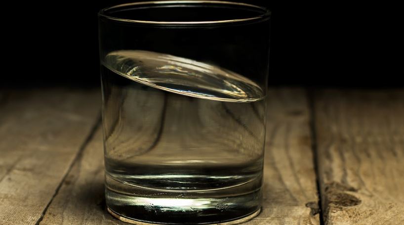 UJUTRU JE NAJVAŽNIJE: Šest razloga zašto treba da pijete vodu na prazan stomak