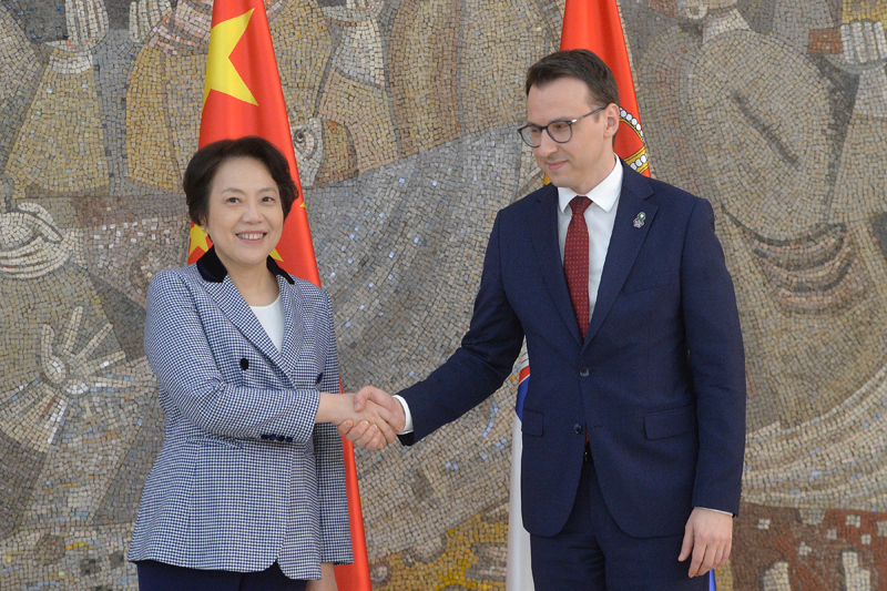 SASTANAK PETKOVIĆA I ČEN BO: Razgovori sa kineskom ambasadorkom o situaciji u južnoj pokrajini