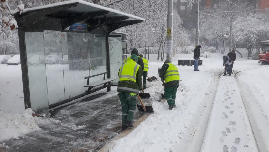 BEOGRAD POD BELIM POKRIVAČEM: Za 12 sati palo od 15 do 40 centimetara snega!