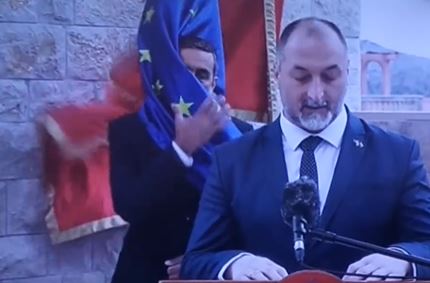 CEO REGION PLAČE OD SMEHA: Crnogorski zvaničnik se "borio" sa zastavom EU - i IZGUBIO bitku! (VIDEO)