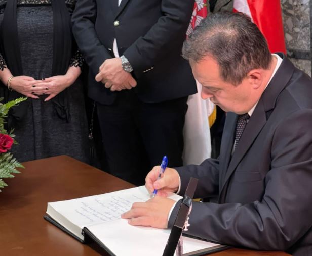 DAČIĆ SE UPISAO U KNJIGU ŽALOSTI: Oproštaj od Milutina Mrkonjića u sedištu SPS-a (FOTO)