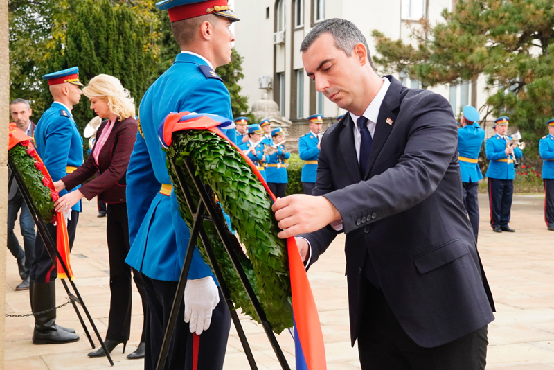 ORLIĆ I ĐUROVIĆ POLOŽILI VENCE NA GROBLJU OSLOBODILACA BEOGRADA (FOTO)