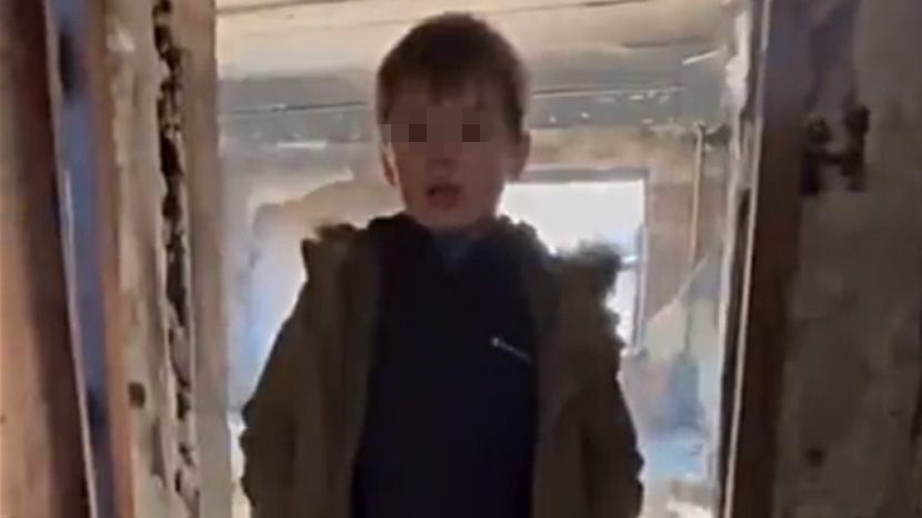 Dečak iz Mariupolja se obratio iz RAZRUŠENE kuće: Ovo je poručio Rusima i Putinu, njegove reči su POTRESNE (VIDEO)