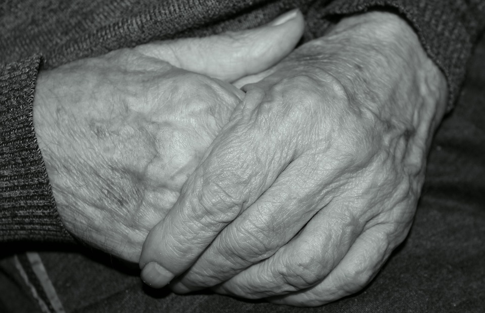 ŽIVOG ČOVEKA PROGLASILI MRTVIM: U bolnici zamenili identitet dva starija pacijenta