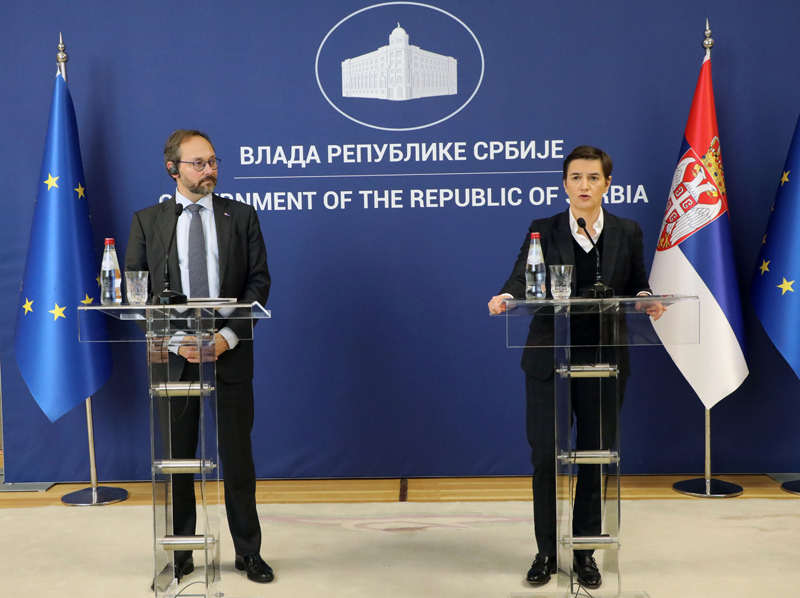 Šef Delegacije Evropske unije u Srbiji Emanuel Žiofre poručio: „Rezolucija Evropskog parlamenta koja je usvojena juče je važan dokument, koji treba pažljivo da čitamo“
