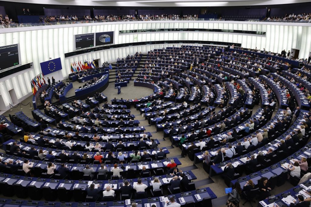 ŠOKANTNO! ŠPIJUNSKA OPREMA PRONAĐENA NA TELEFONIMA POLITIČARA: Bezbednosni problem u Evropskom parlamentu