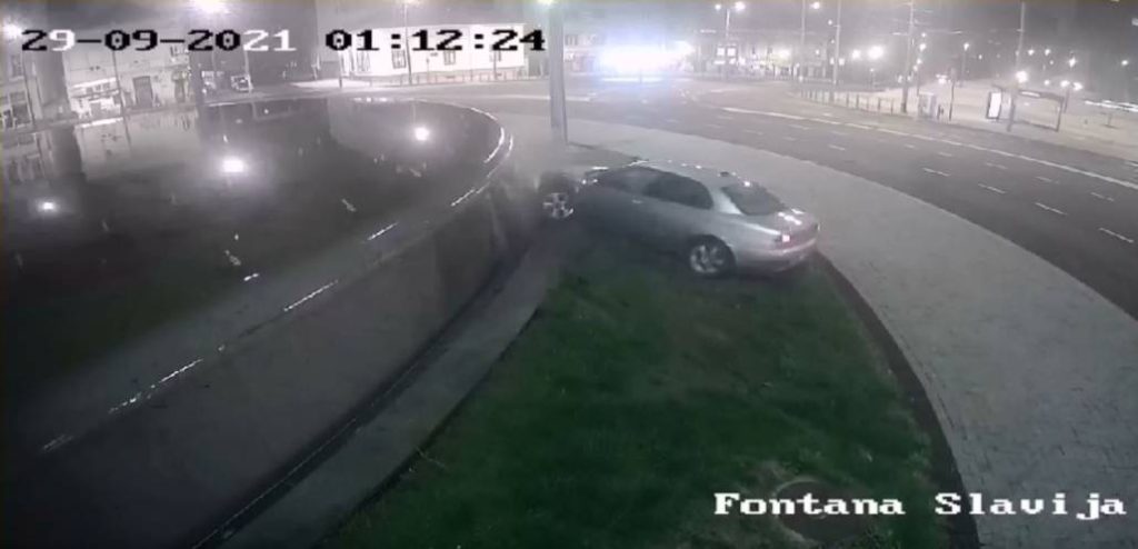 HAOS U CENTRU BEOGRADA – AUTO UDARIO FONTANU NA SLAVIJI: Sanacija će trajati 10 dana! (FOTO, VIDEO)