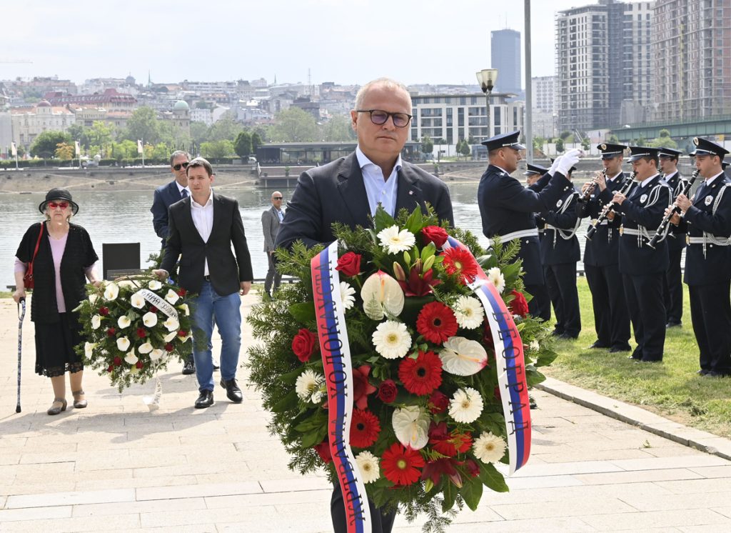 BEOGRAD ČUVA SEĆANJE NA ŽRTVE HOLOKAUSTA: Vesić položio venac na Spomenik žrtvama genocida u Drugom svetskom ratu