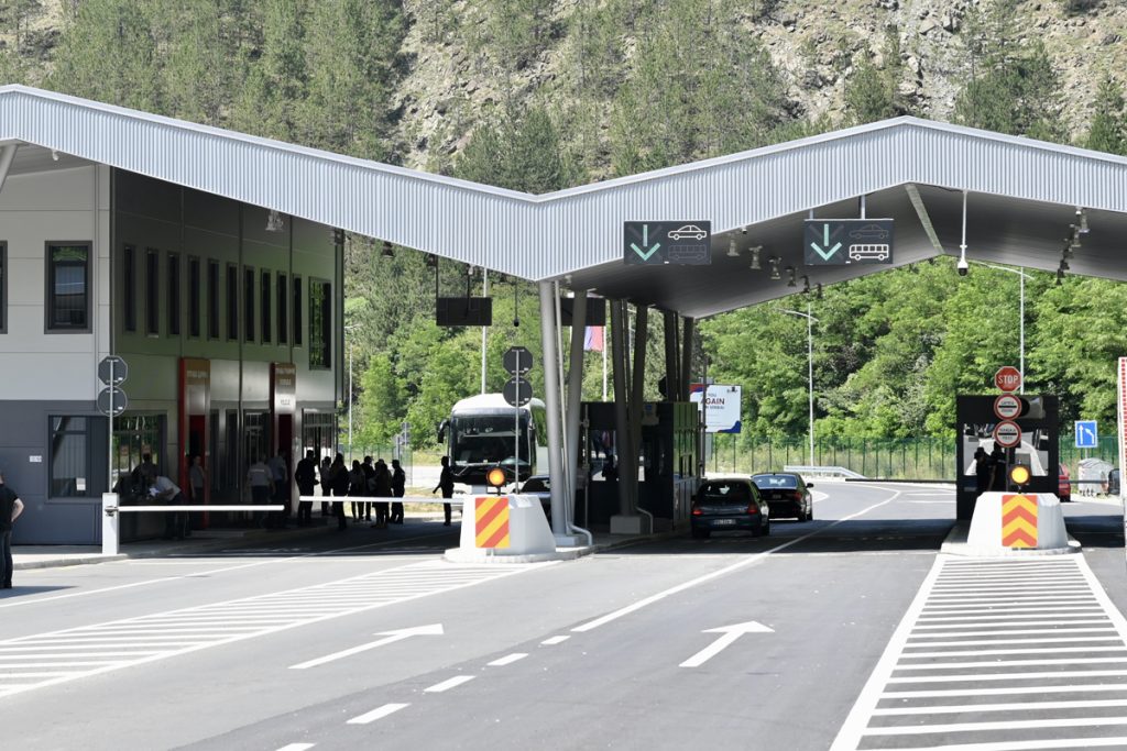 STANJE NA PUTEVIMA: Putnička vozila na prelazu Batrovci čekaju na izlaz 45 minuta, na drugim prelazima pola sata