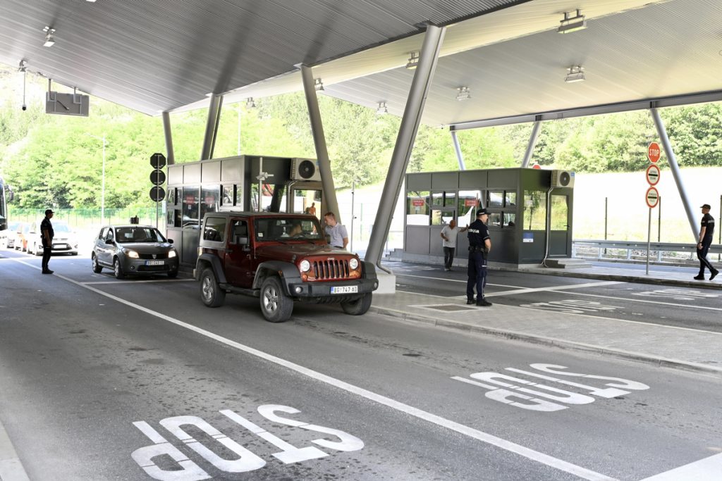 VELIKE GUŽVE NA GRANICI: Teretnjaci na Batrovcima čekaju pet sati