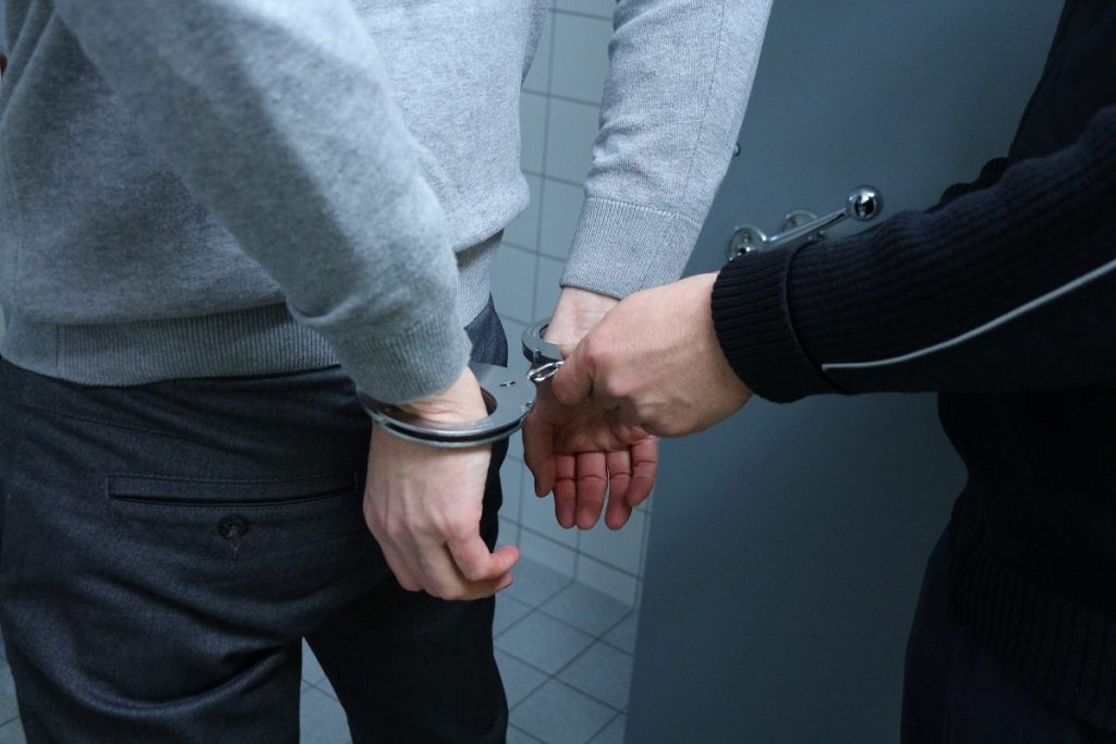 POLICIJA UHAPSILA MALOLETNIKA: Izbo mladića (19) nožem, pronađena i marihuana