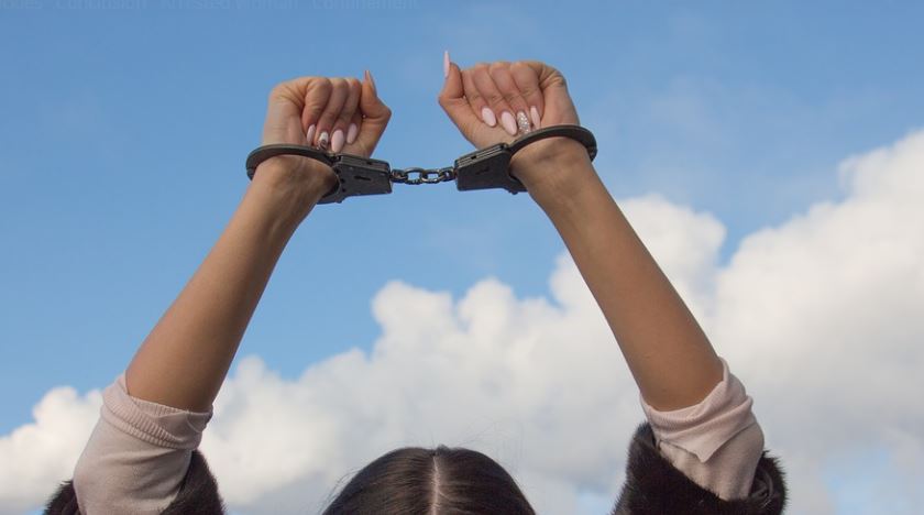 UBEDILA ŽENU (52) DA JOJ DA 27.000 EVRA UŠTEĐEVINE: Uhapšena devojka (25) u Zrenjaninu koja je osumnjičena za prevaru