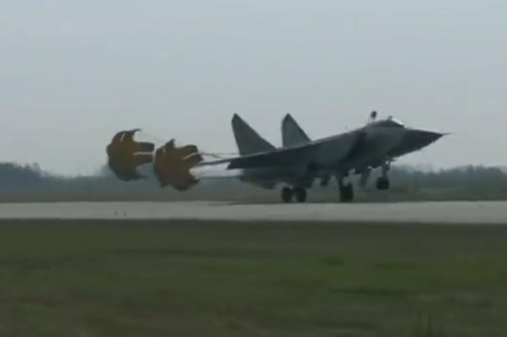 RUSIJA HIPERZVUČNE RAKETE KINŽAL PREBACILA U BELORUSIJU? Uslikan i MiG-31 sa raketom