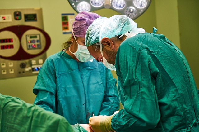Vodeći spinalni hirurg iz Francuske operiše decu u Kragujevcu