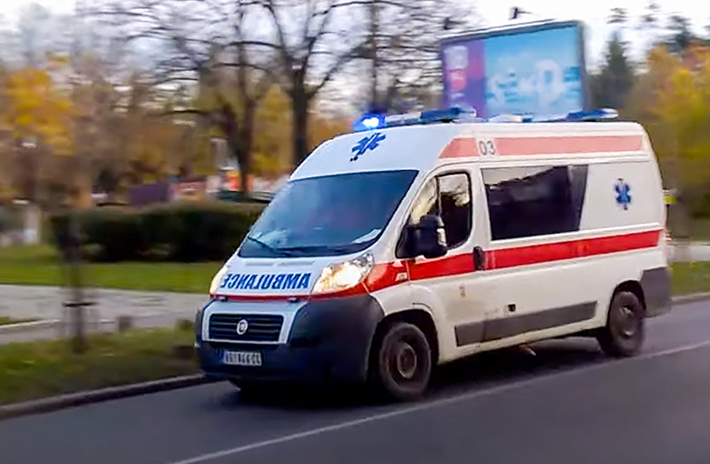 TEŠKA SAOBRAĆAJKA NA NOVOM OBRENOVAČKOM PUTU: Autom naleteo na pešaka (83), muškarac hitno prevezen u Urgentni centar!