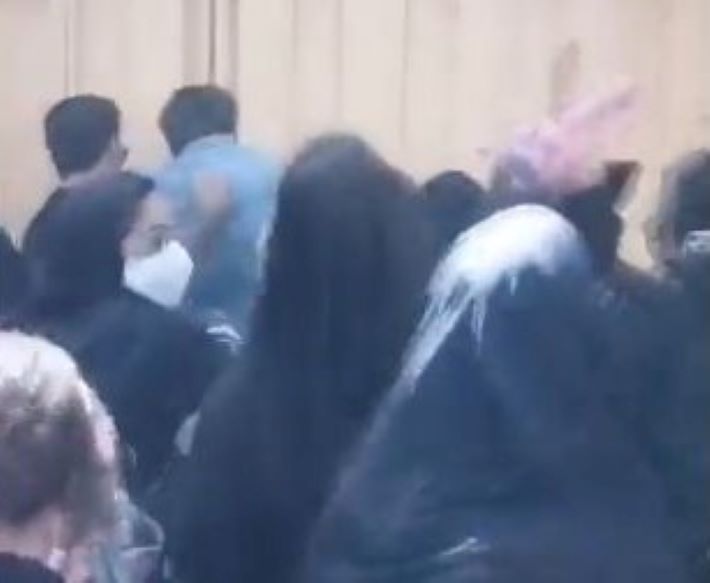 DEVOJČICE SKINULE HIDŽABE: Učenice u Iranu gađale direktora i uzvikivale "Bez časti!" (VIDEO)