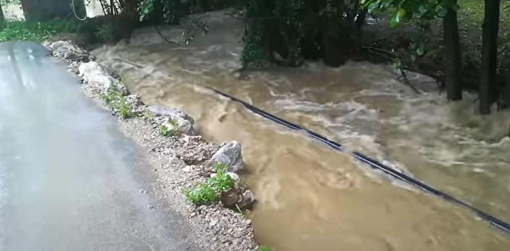 NEVREME ZAHVATILO IVANJICU! Ugroženo 100 KUĆA! U selu Vučak izlili se bujični potoci!