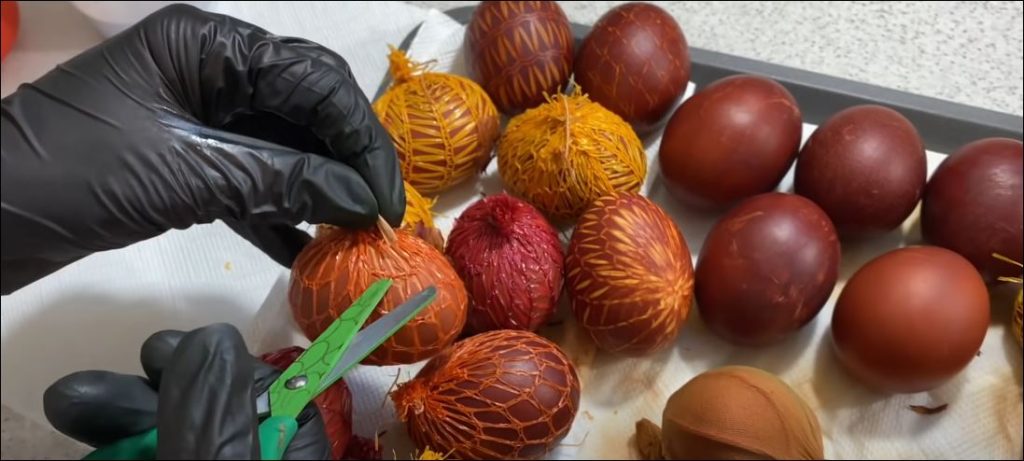 POTREBNE SU VAM SAMO VREĆE OD KROMPIRA I LUKOVINA: Ovo su najlepše ofarbana jaja za USKRS – potpuno prirodno! (VIDEO)