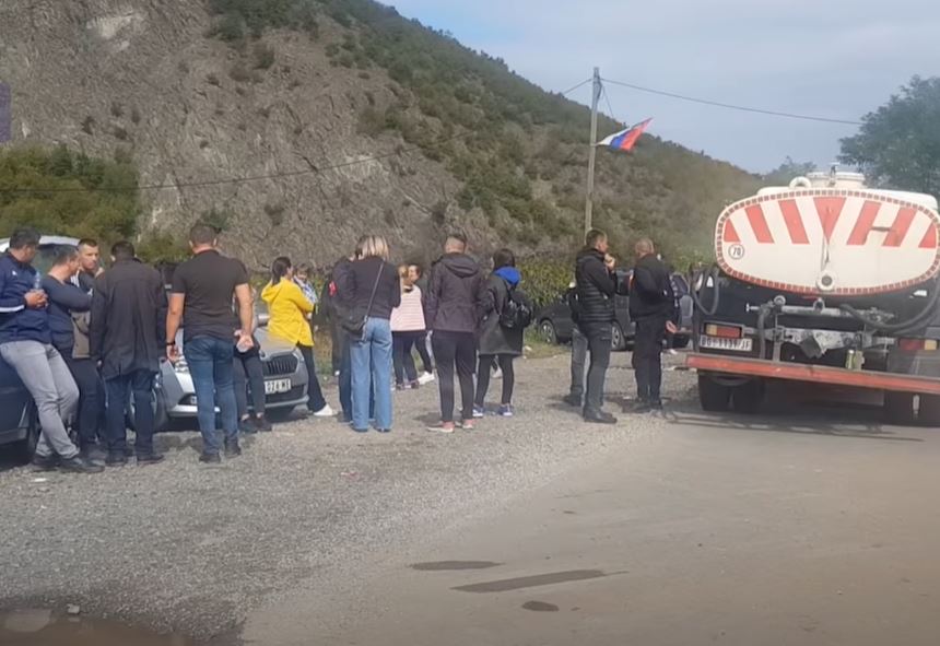 STIGLA DRVA ZA OGREV! Srbi sa severa KIM ostaju dosledni protestu!